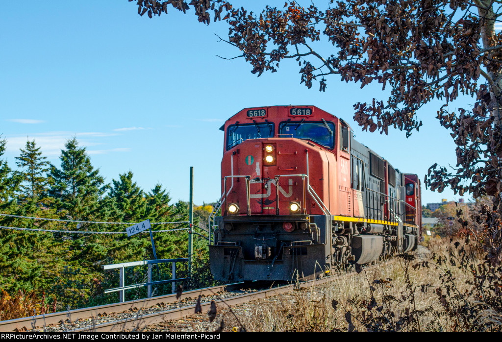 CN 5618 leads 403 at MP 124.4